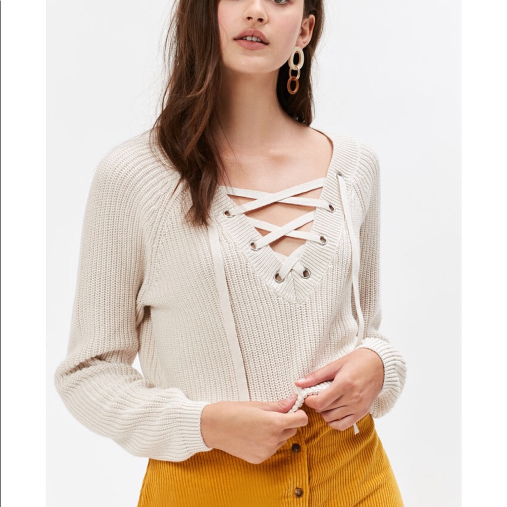 KENDALL & KYLIE LACE UP CROP PULL OVER